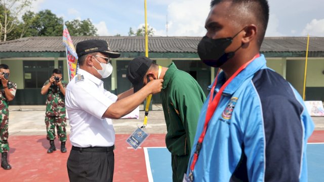 Wali Kota Makassar, Moh. Ramdhan ‘Danny’ Pomanto menjadi inspektur upacara dalam kegiatan Open Tournament Bola Volley Tri Budi Sakti Cup, dalam rangka HUT Kostrad ke-61 di Maros, pada Rabu (2/2/2022). (Foto: ABATANEWS/Wahyuddin)