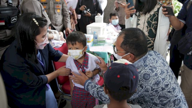 Walikota Makassar, Moh Ramdhan Pomanto saat launching Road Show Vaksinasi Covid-19 untuk anak usia 6 -11 tahun, di SD Kristen Hati Kudus dan SD Santo Yosep, Kamis (3/2/2022).