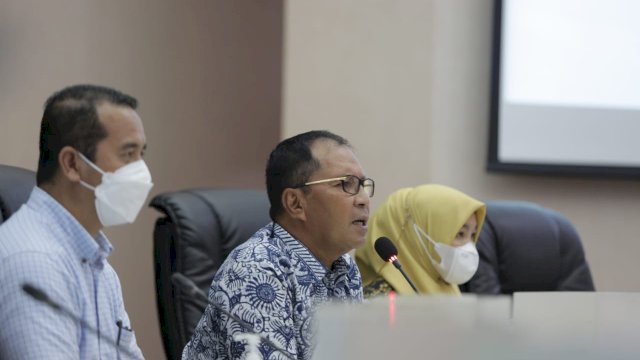 Walikota Makassar, Moh Ramdhan Pomanto saat pertemuan dengan seluruh Camat, Kadis Kesehatan dan Epidemiologi, terkait Makassar Recover di ruang Sipakatau Lantai Dua Kantor Balaikota, Kamis (3/2/2022).