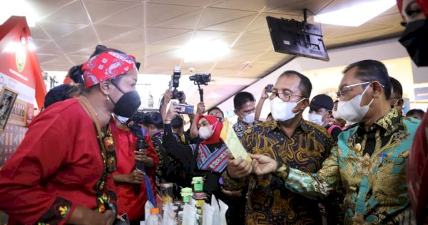 Wali Kota Danny: Tenun dan Sutra Cerminan Persaudaraan Maluku-Makassar