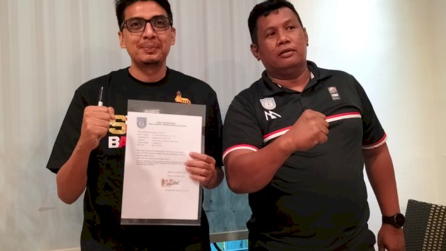 Pose Prof Zaenal Arifin Mochtar (kiri) yang menyatakan maju sebagai calon ketua dalam Musprov Perbasi Sulsel yang akan digelar 19-20 Februari 2022 mendatang. (Foto:abatanews/Wahyu Susanto)