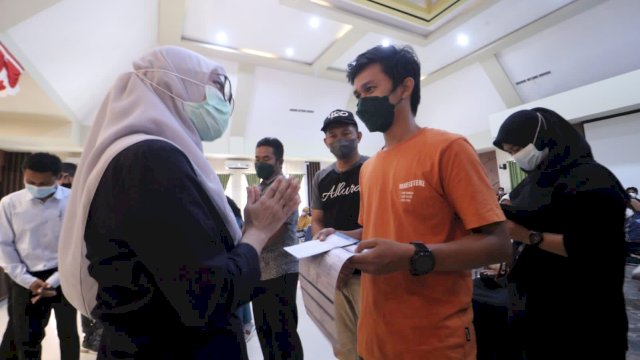 Sementara itu, Bupati Lutra Indah Putri Indriani saat menyerahkan bantuan penyintas banjir bandang di Aula La Galigo, Jumat (4/2/2022). (foto: abatanews/Imam Adzka)