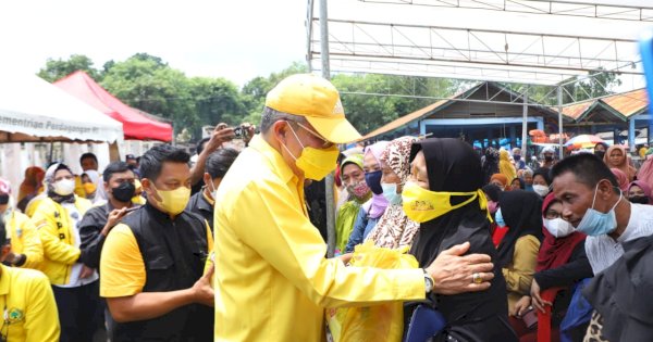 Bank Sulselbar dan Golkar Sulsel Bantu Beri Modal 300 Pedagang Korban Kebakaran