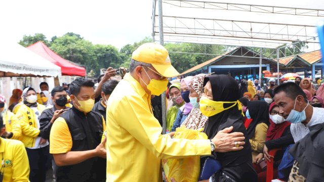 Ketua Golkar Sulsel, Taufan Pawe saat memberi bantuan kepada pedagang Pasar Sentral Sinjai yang terbakar dengan menggandeng Bank Sulselbar, Sabtu (5/2/2022). (foto: abatanews/Wahyuddin)