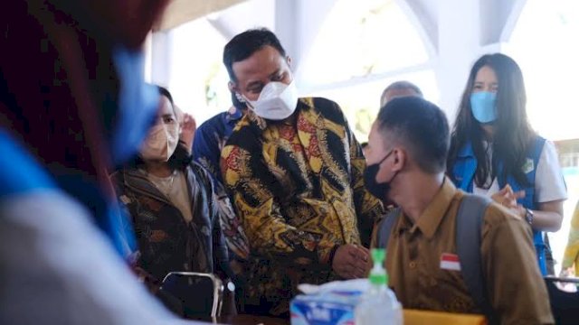  Plt Gubernur Sulsel, Andi Sudirman Sulaiman saat memantau vaksinasi anak di Kota Makassar beberapa waktu lalu. (foto: abatanews/Imam Adzka)