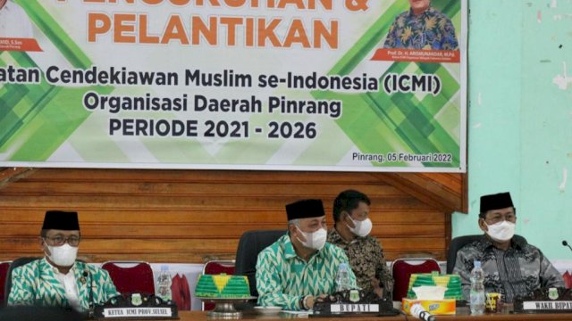 Ketua ICMI Sulsel Prof Arismunandar (kiri) hadir langsung melantik Ketua ICMI Pinrang, Andi Irwan Hamid (tengah), pada Sabtu (5/2/2022). (Foto: ABATANEWS/Wahyuddin) 