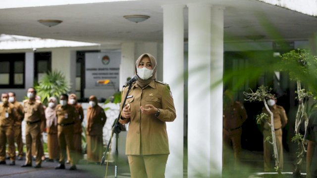 Wakil Walikota Makassar, Fatmawati Rusdi, saat memimpin apel di Balaikota Makassar, Senin (7/2/2022) (foto: abatanews/Wahyuddin)