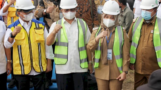 Wakil Walikota Makassar, Fatmawati Rusdi saat peletakan batu pertama proyek Jalan Tol Makassar New Port (MNP), Senin (7/2/2022). (foto: Pemkot Makassar)