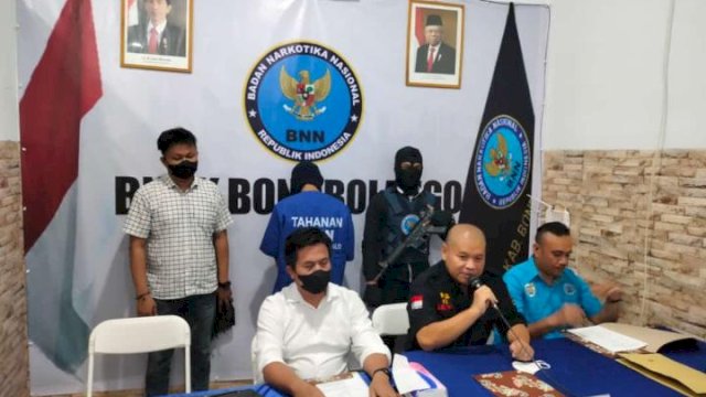 BNNK Bone Bolango melakukan konfrensi pers usai menangkap seorang mahasiswa pada Senin (7/2/2022). (Foto: Abatanews/Rama)