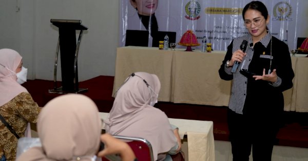 Debbie Rusdin Reses di Wajo, Emak-emak Keluhkan Minyak Goreng dan Gula Pasir