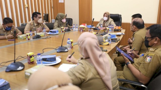 Wakil Walikota Makassar, Fatmawati Rusdi saat memimpin rapat koordinasi bersama asisten, staf ahli, kepala OPD lingkup pemerintah kota dengan membahas tiga hal penting di lantai 11 Menara Kantor Balaikota Selasa (8/2/2022). (foto: Pemkot Makassar)