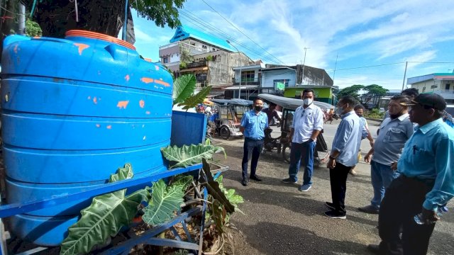 Perumda Pasar Makassar dan PDAM Makassar siapkan tandom air Bersih di sejumlah pasar tradisional di Makassar untuk memastikan pengunjung dan pedagang mematuhi protokol kesehatan (Prokes). (foto: Pemkot Makassar) 