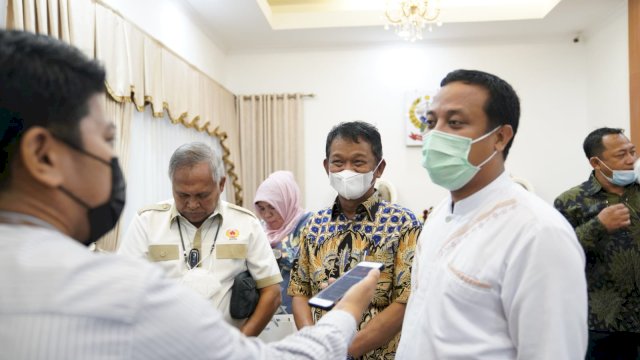 Plt Gubernur Sulsel, Andi Sudirman Sulaiman saat wawancara dengan awak media beberapa waktu lalu. (dok. abatanews).