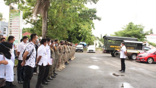 Operasi Satpol PP Kabupaten Takalar bersama jajaran forkopimda Takalar melakukan operasi terhadap tempat usaha di Takalar, Rabu (9/2/2022). (foto: abatanews/Imam Adzka)