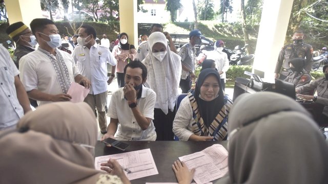 Bupati Luwu Utara, Indah Putri Indriani saat meninjau Vaksinasi di Pelataran Kantor Gabungan dinas pemerintah daerah Kabupaten Lutra, Rabu (9/2/2022). (foto: abatanews/Imam Adzka)