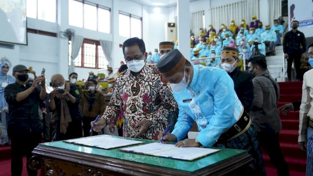 Plt Gubernur Sulsel, Andi Sudirman Sulaiman menyerahkan bantuan sebanyak Rp15 M kepada Pemerintah Kabupaten Takalar di HUT ke-62, pada Kamis (10/2/2022). (Foto: ABATANEWS/Imam)