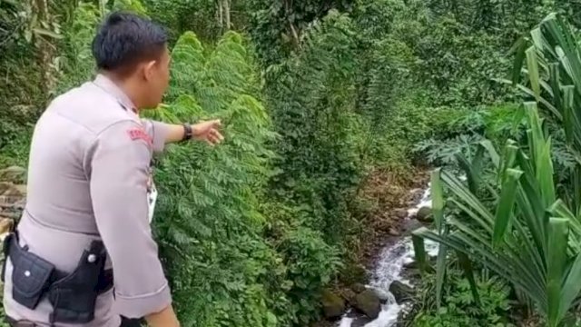 Kapolsek Parangloe, AKP Mudatsir saat mendatangi sungai yang dialiri bisa di Dusun Kampung Beru, Desa Lonjoboko Kecamatan Parangloe, Kabupaten Gowa, Kamis (10/2/2022). (foto: istimewa)