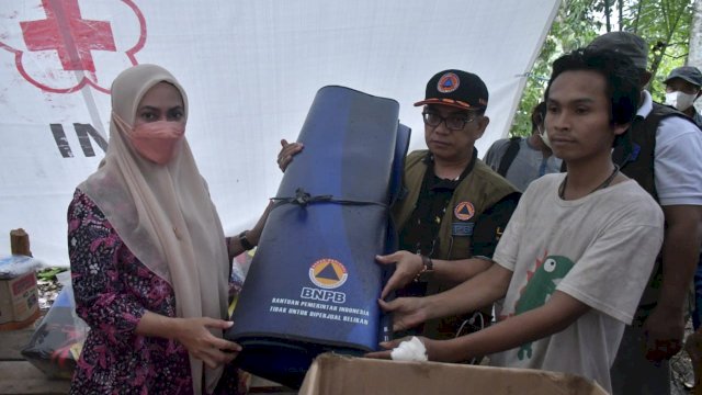 Bupati Lutra, Indah Putri Indrian saat memberikan bantuan kepada Kakek Nyahmun, Sabtu (12/2/2022). (foto: Wahyuddin)