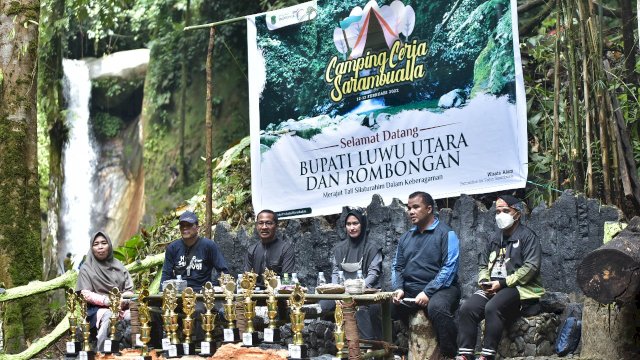 Bupati Luwu Utara Indah Putri Indriani saat berdialog dengan pemuda di acara Camping Ceria, Sabtu (12/2/2022). (Foto: Abatanews/Wahyuddin)