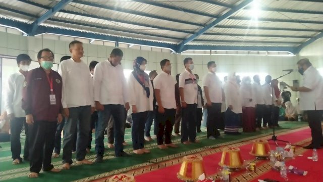 Prof Idrus Paturusi saat melantik Pengurus IKA Perikanan Unhas di Pulau Cambang Cambang, Pangkep, Minggu (13/2/2022). (Foto: IST)