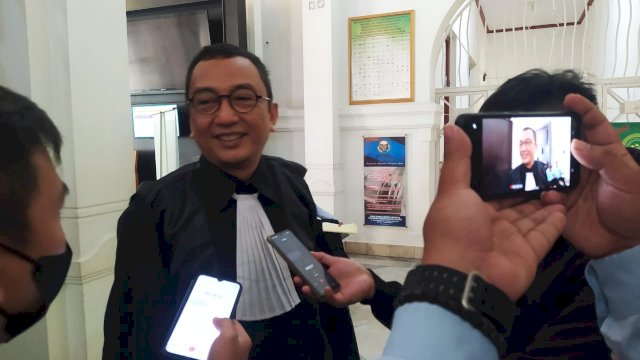 Penasihat hukum (PH) Andi Erwin Hatta mengajukan penangguhan penahanan ke majelis hakim dengan alasan kesehatan, Senin (14/2/2022). (Foto: Abatanews/Wahyudin)