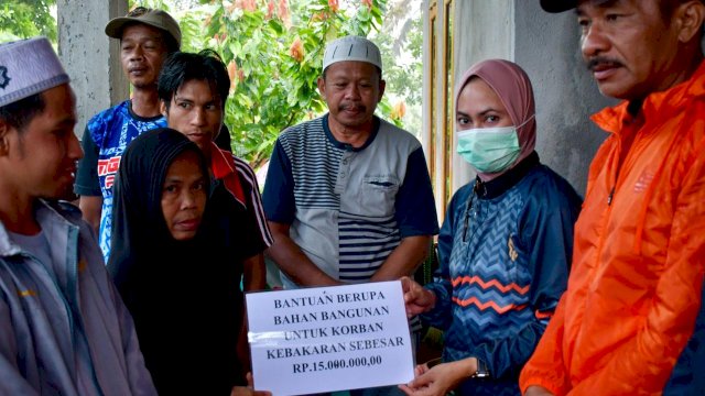 Bupati Luwu Utara, Indah Putri Indriani saat memberikan bantuan korban kebakaran secara simbolis, Senin (14/2/2022). (foto: Pemkab Lutra)