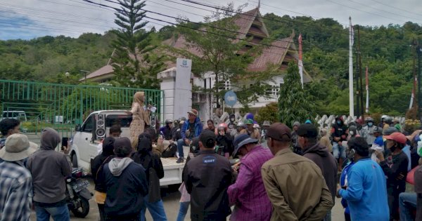 Video Massa Robohkan Gerbang Kantor Bupati Enrekang Imbas Demo PTPN