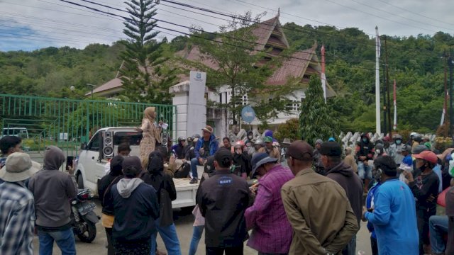 Aksi demonstrasi warga di depan kantor bupati Enrekang memprotes PTPN XIV, Selasa (15/2/2022). (Foto: IST)