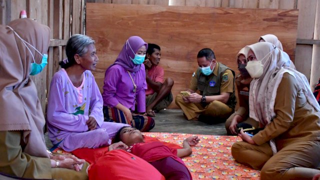  Bupati Luwu Utara, Indah Putri Indriani kunjungi warganya yang menderita penyakit lumpuh layu di Desa Munte Kecamatan Tanalili, Selasa (15/2/2022). (foto: Dok Humas Pemkab Lutra)