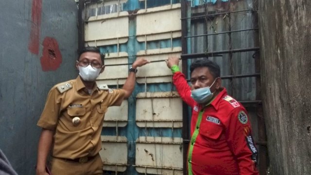 Lurah Borong, Kecamatan Manggala, Kota Makassar, Sulawesi Selatan (Sulsel), Andi Muh Yahya (kiri) saat menunjukkan akses warga yang ditutup pemilik lahan di Jl Borong Raya, Makassar, Rabu (16/2/2022). (foto: abatanews/Wahyuddin)