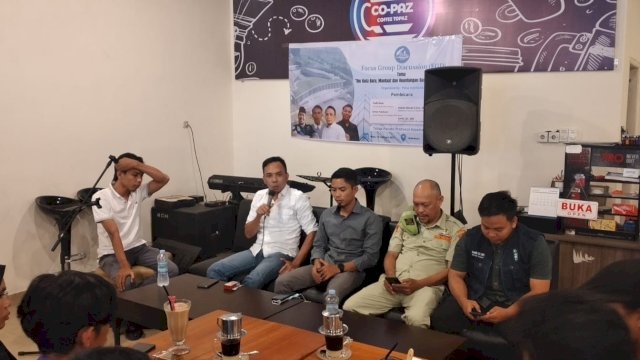 Focus Group Discussion (FGD) yang digelar Pena Isntitute di salah satu warung kopi di bilangan Jalan Boulevard,dengan membahas peluang warga Sulsel dalam pembangunan IKN Baru, Rabu (16/02/2022). (foto: abatanews/Wahyuddin)