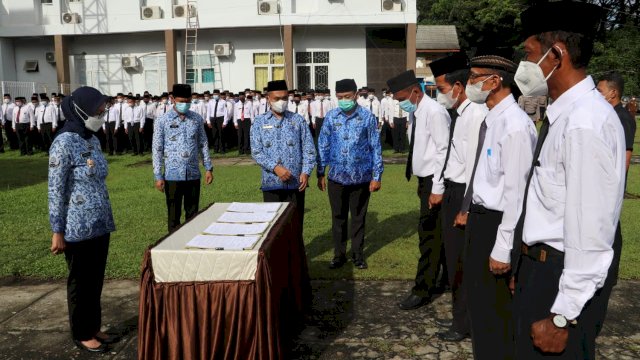 Prosesi pengukuhan 376 kepala sekolah di Luwu Utara yang dilakukan di Lapangan Kantor Bupati Luwu Utara, pada Kamis (17/2/2022). (Foto: ABATANEWS/Imam)