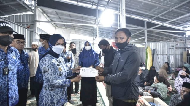 Bupati Luwu Utara, Indah Putri Indriani saat menyerahkan secara simbolis 144 unit rumah untuk warga korban banjir bandang dan penyerahan dilaksanakan di Masjid Huntara, Dusun Petambua, Desa Radda, Kecamatan Baebunta, Kamis (17/2/2022). (foto: Abatanews/Imam Adzka)