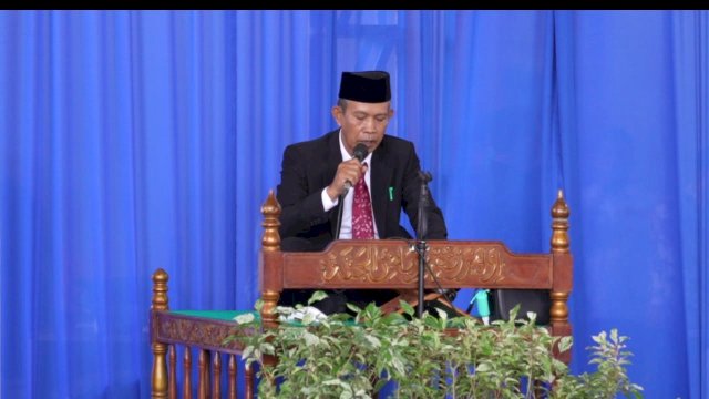 Kepala Dinas Peternakan dan Perkebunan Pinrang Ilyas saat membaca ayat suci Alquran di HUT Pinrang, pada Sabtu (19/2/2022). (Foto: ABATANEWS/Cinno)