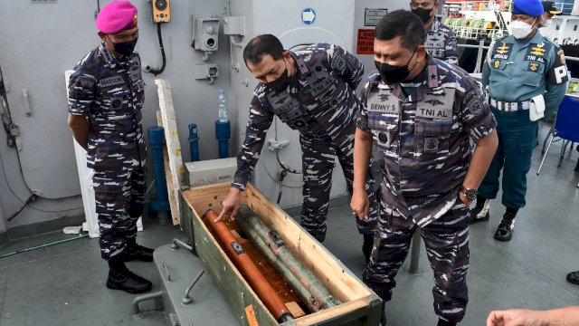 TNI AL amankan dua unit benda mirip rudal dari Kepulauan Selayar dan telah dikirim ke Kota Makassar untuk diteliti lebih lanjut, Sabtu (19/2/2022). (foto: istimewa)