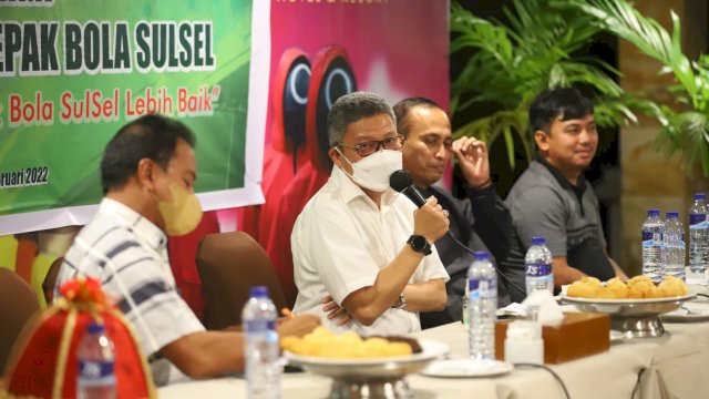 Para pengurus Askab PSSI dan Asprov PSSI Sulsel dalam rapat silaturahim Asprov PSSI Sulsel di Hotel MGH, Minggu (20/2/2022). (foto: abatanews/Wahyu Susanto).