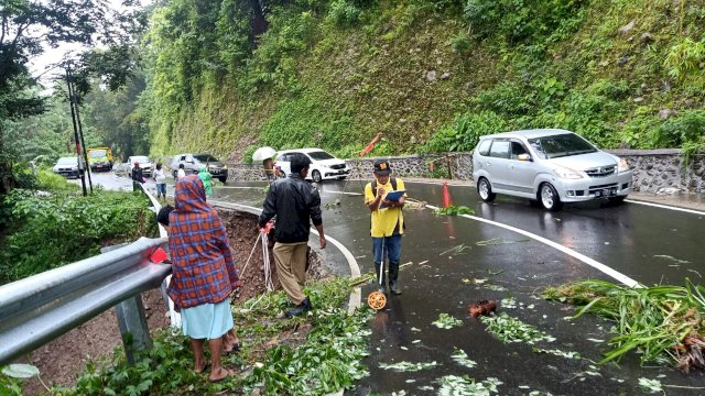 Jalan poros Malino mengalami longsor, pada Senin (21/2/2022). (Foto: ABATANEWS/Wahyuddin)