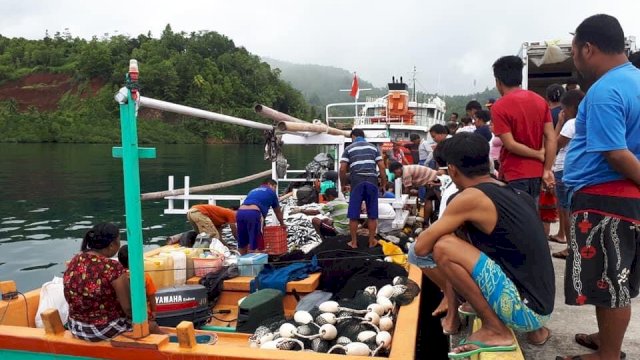 Para nelayan melakukan penangkapan ikan. (Dok ABATANEWS)