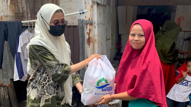 Andalan Mengaji bagikan 100 paket sembako ke masyarakat kota Makassar, Senin (21/2/2022). (foto: Abatanews/Wahyuddin)