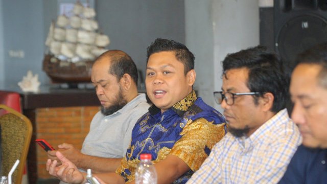 Bakal calon Ketua Umum KONI Sulsel Yasir Machmud menggelar rapat bersama tim pemenangnya di Cafe Ombak, Selasa (2/2/2022). (foto: abatanews/Wahyu Susanto)