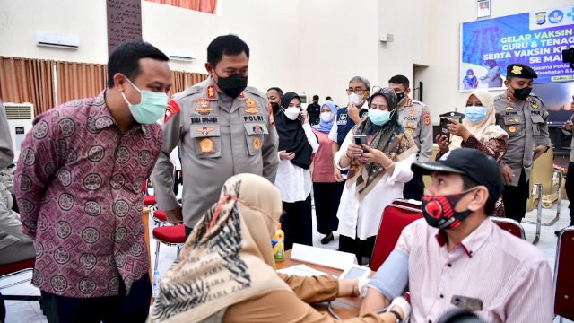 Plt Gubernur Sulsel, Andi Sudirman Sulaiman bersama Kapolda Sulsel, Irjen Pol Nana Sudjana saat meninjau pelaksanaan Vaksinasi Booster Presisi untuk guru dan tenaga pendidikan serta dilaksanakan Vaksin ke-2 Pelajar SMA dan SMK se Makassar Raya yang berlangsung di Gedung Guru Jusuf Kalla Kantor Dinas Pendidikan Provinsi Sulsel, Rabu (23/2/2022). (abatanews/Imam Adzka)