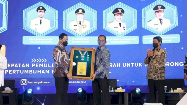 Wali Kota Makassar, Moh Ramdhan Pomanto menerima penghargaan tanda kehormatan Kartika Pamong Praja Muda dari Institut Pemerintahan Dalam Negeri (IPDN), Kamis (24/2/2022). (Foto: Humas Pemkot Makassar)