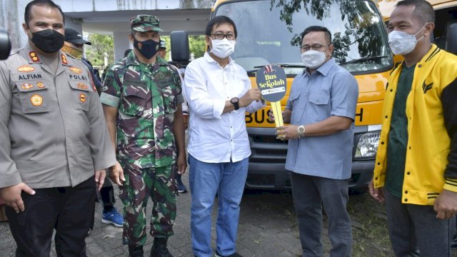 Anggota Komisi V DPR RI Muhammad Fauzi menyerahkan dua unit bus sekolah dan satu unit ekskavator ke pemerintah Kabupaten Luwu Utara, pada Jumat (25/2/2022). (Foto: ABATANEWS/Wahyu Susanto)