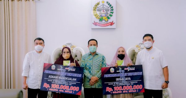 Andi Sudirman Serahkan Bonus untuk Asnawi dan Irfan Jaya