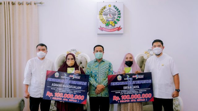 Plt Gubernur Sulsel, Andi Sudirman Sulaiman menyerahkan secara simbolis bonus untuk Asnawi Mangkualam dan Irfan Jaya, Jumat (25/2/2022). (foto: Ig Andi Sudirman Sulaiman)