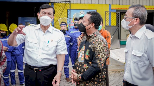 Menko Luhut Binsar Panjaitan mengunjungi lokasi pengolahan limbah Pemprov Sulsel, Kamis (24/2/2022). (Foto: Abatanews/Imam)