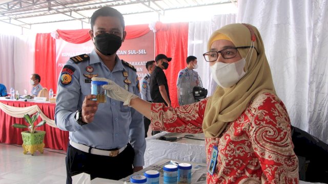 Rutan Kelas I Makassar melaksanakan tes urine bagi para pegawai sebagai salah satu antisipasi penyalahgunaan Narkotika di lingkungan Rutan Makassar, Sabtu (26/2/2022). (foto: Humas Rutan Kelas I Makassar) 