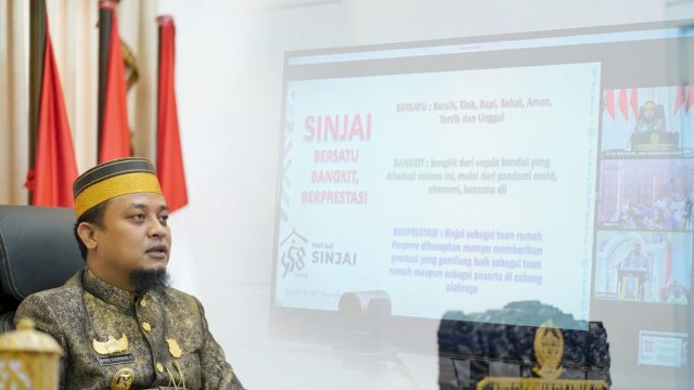 Pelaksana Tugas (Plt) Gubernur Sulawesi Selatan Andi Sudirman Sulaiman, memberikan bantuan keuangan daerah bawahan senilai Rp 10,5 Miliar untuk kabupaten Sinjai pada Rapat Paripurna 458 Tahun Sinjai yang dihadiri secara virtual, pada Ahad (27/2/2022). (Foto: ABATANEWS/Imam)