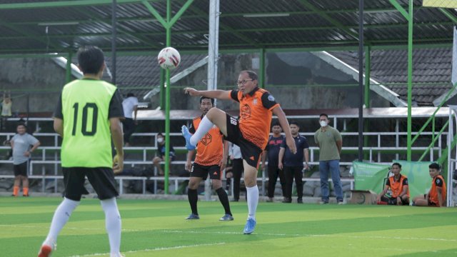 Wali Kota Makassar Moh. Ramdhan "Danny" Pomanto menghadiri pembukaan mini kompetisi Arsi Fun Soccer (AFS) yang digelar Arsitek Unhas, di lapangan ADC Soccer Plus Arena Jalan Tala Salapang Gunungsari, pada Ahad (27/2/2021). (Foto: ABATANEWS/Wahyuddin)