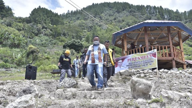 Anggota Komisi V DPR RI Muhammad Fauzi berharap Desa Wisata Rinding Allo mampu menopang ekonomi masyarakat desa. (Foto: ABATANEWS/Wahyu)